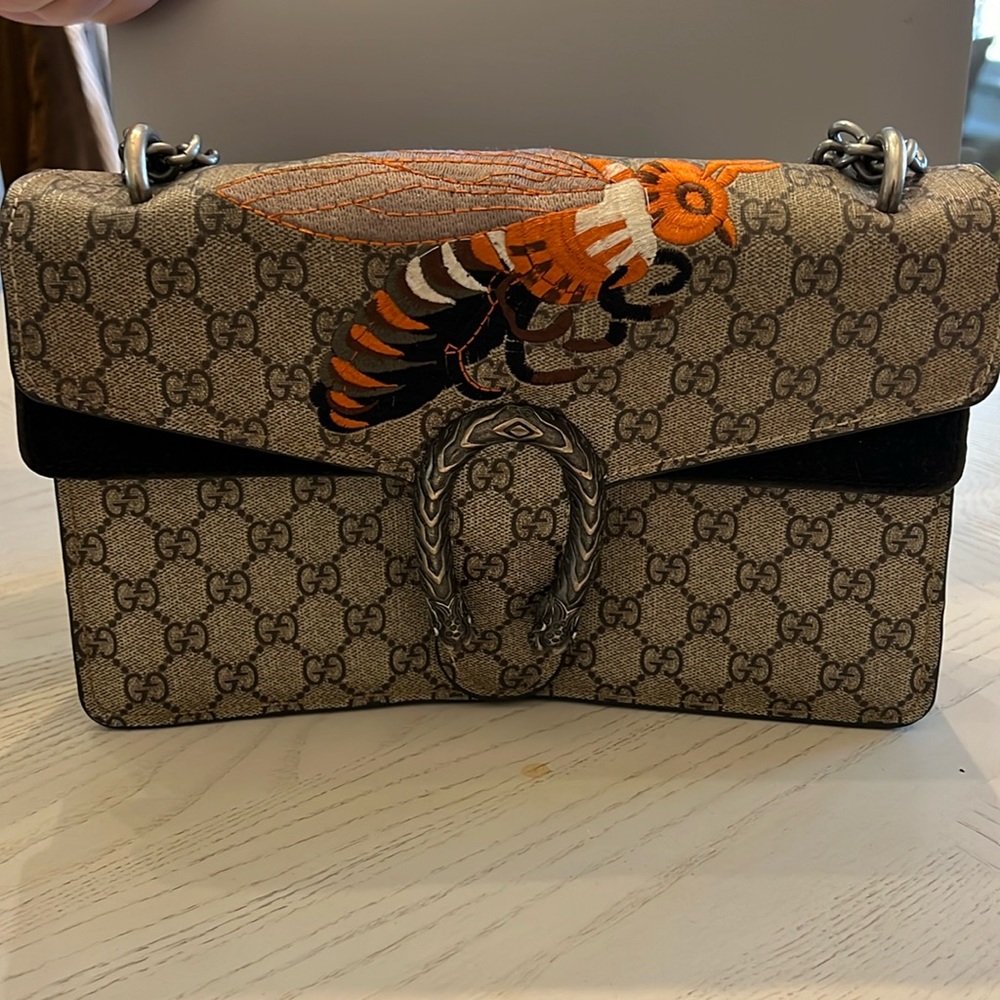 Medium size shoulder bag w GG and a bee. Super cute